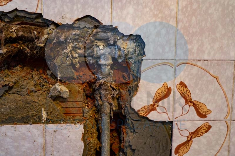 pęknięta rura w domu, mokra ściana pęknięta rura, co robić gdy mokra ściana